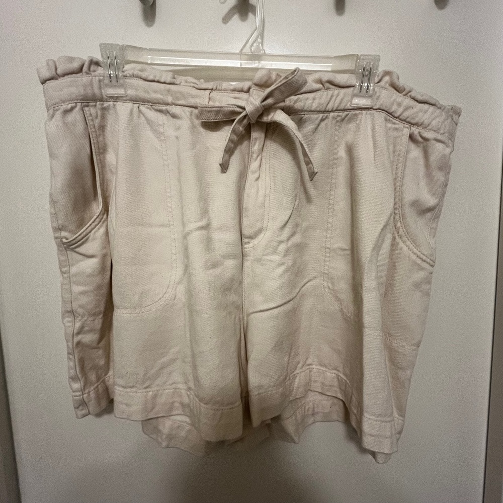 Old Navy XXL White/cream Paperbag shorts with tie